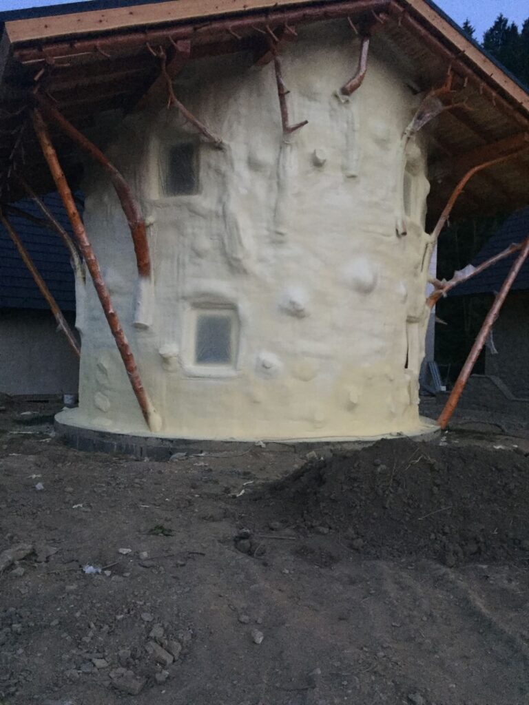 Detail hotovej aplikácie striekanej izolácie na fasádu rekreačného objektu v Dolnom Kubíne