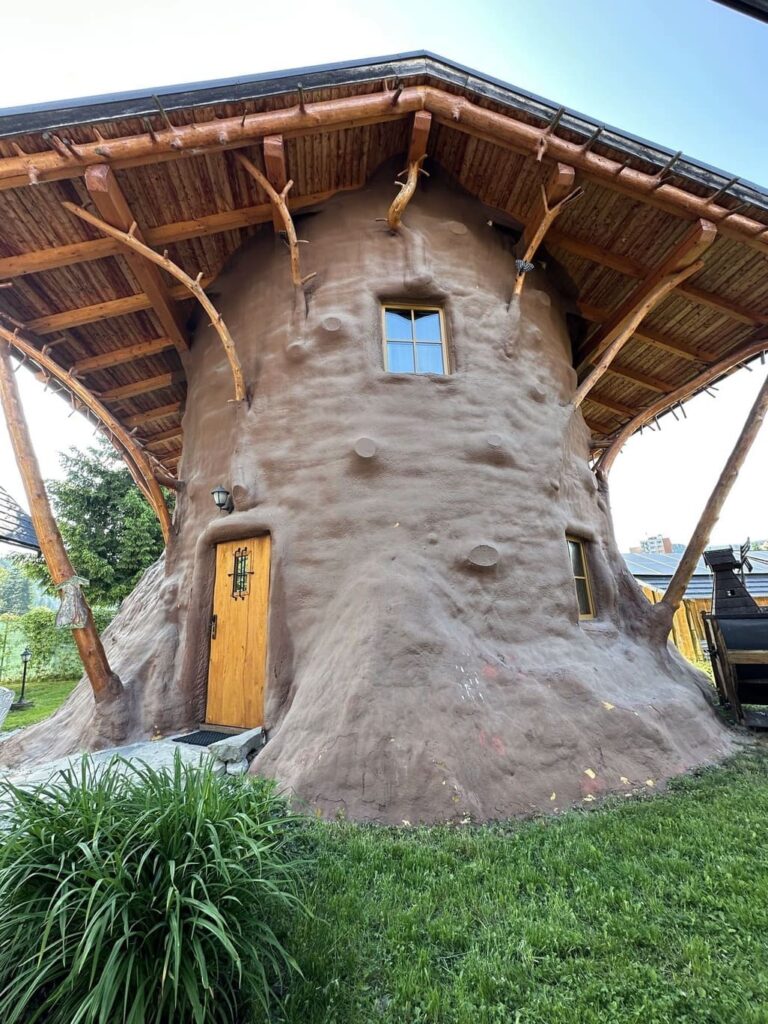 Zateplená fasáda striekanou izoláciou s imitáciou stromu