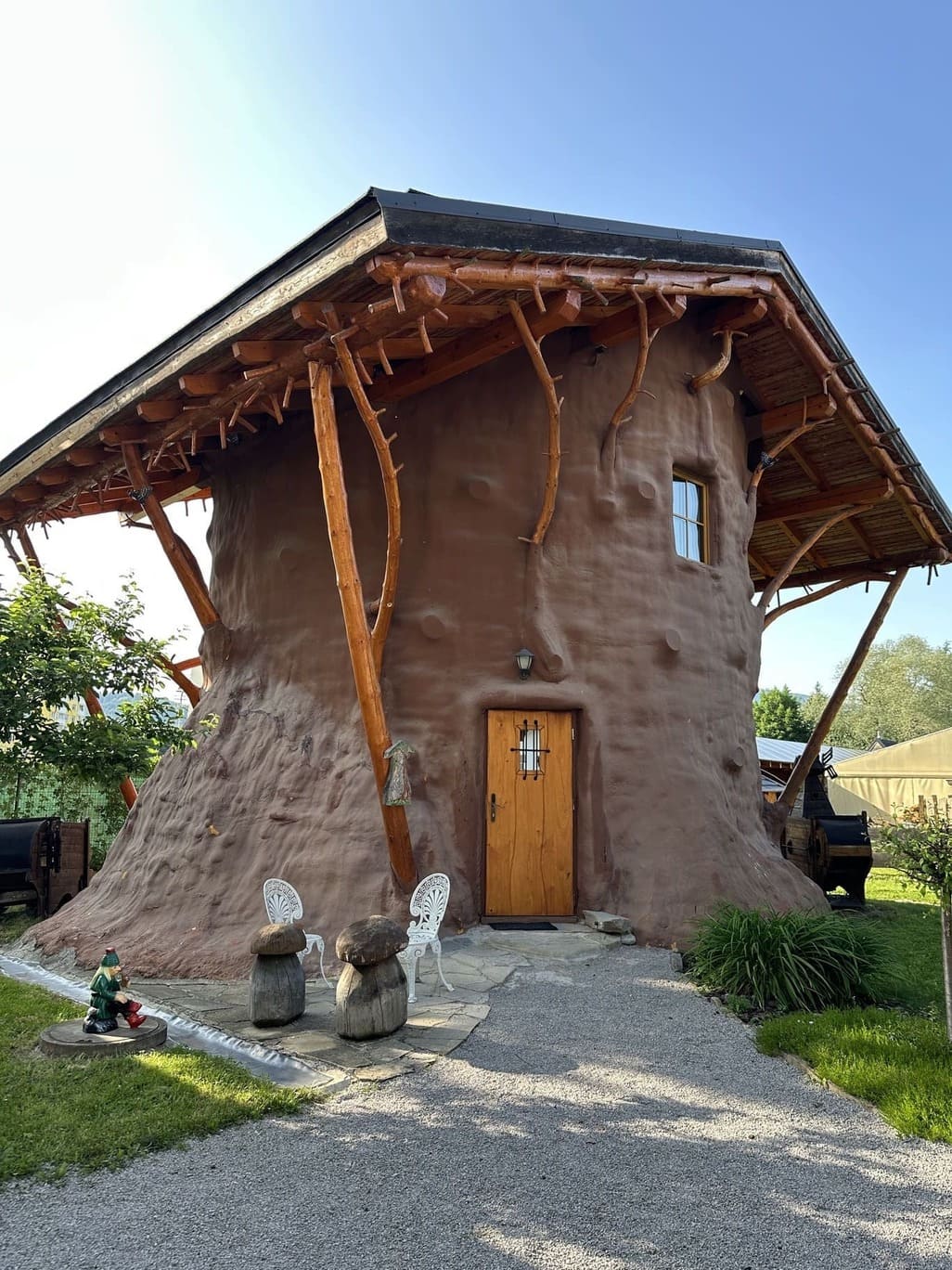 Zateplenie fasády s imitačnými prvkami stromu